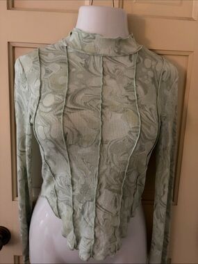 Forever 21 Ribbed Top in Pale Sage. Detailed print. Very lightweight